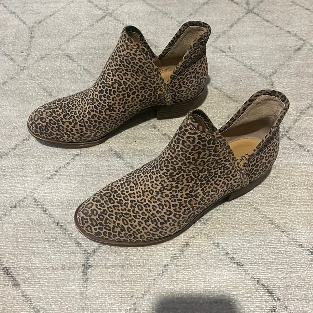 Lucky brand cheers print boot